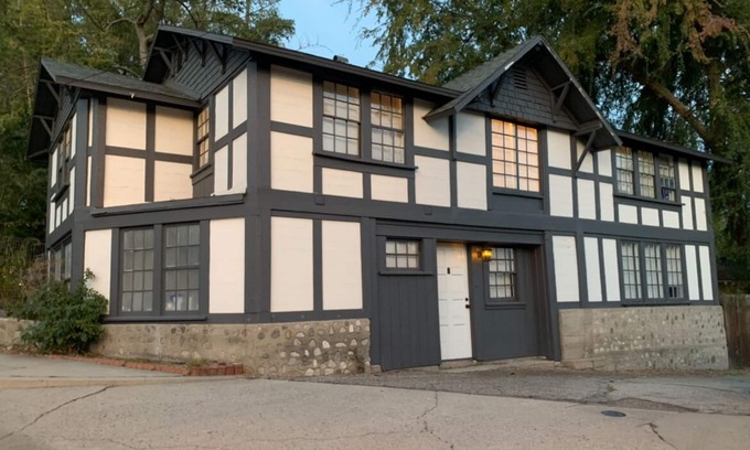 South Pasadena House | Charming 2-bedroom barn in South Pasadena with WiFi, AC