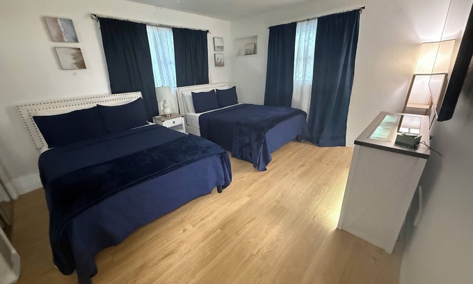 Pine Ridge House | Charming 2-bedroom house with WiFi, AC in superb Beverly Hills