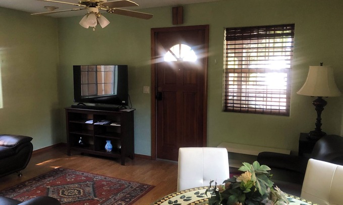 Shoreline West Cottage | Charming 2-bedroom cottage in Mountain View