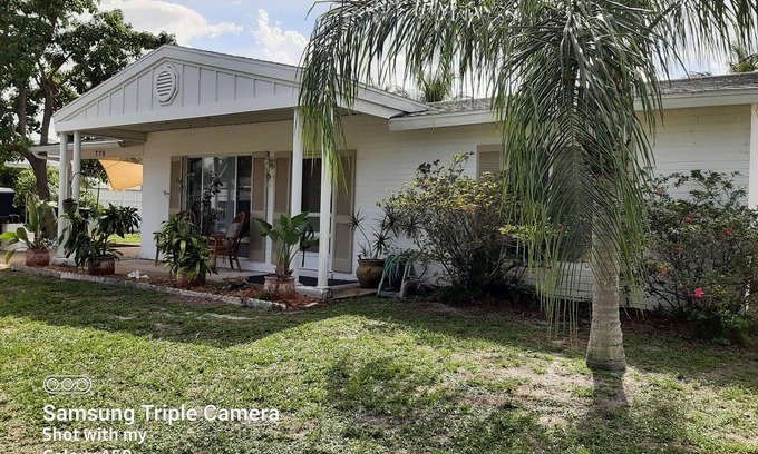 Port Saint Lucie House | Charming 2-bedroom house on ocean access canal in Port St. .Lucie FL