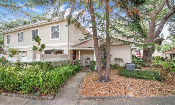 Temple Terrace House | Charming 2-Bedroom Townhouse with Cozy Vibes in USF Tampa Area