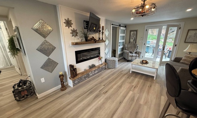 Globe House | Charming 2-bedroom 1 Bath home with 3 patios and a deck in central Globe with AC