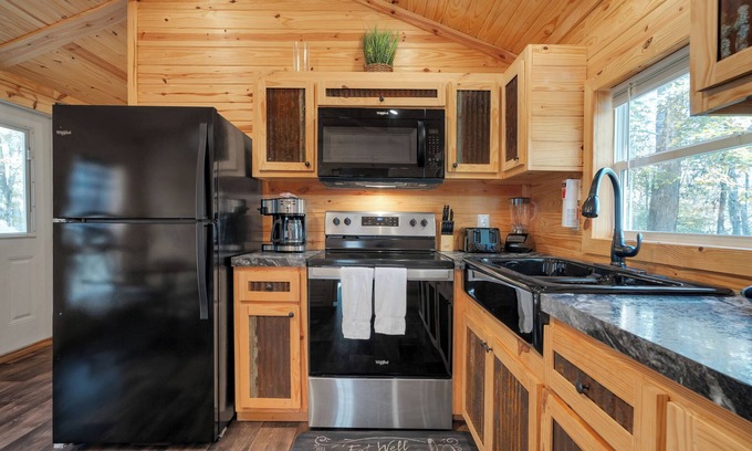 Jamestown Cabin | Charming 2 Bedroom 1 Bath Small Cabin located at Lake Cumberland. #403