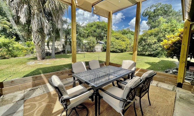 Gulf Gate Estates House | Charming 2 Bedroom 2 Bath Home in Lovely Gulf Gate - 4 miles to Siesta Key Beach