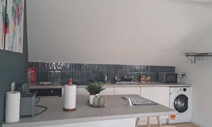 Blackwater Apartment | Charming 2-bedroom apartment in Blackwater with WiFi