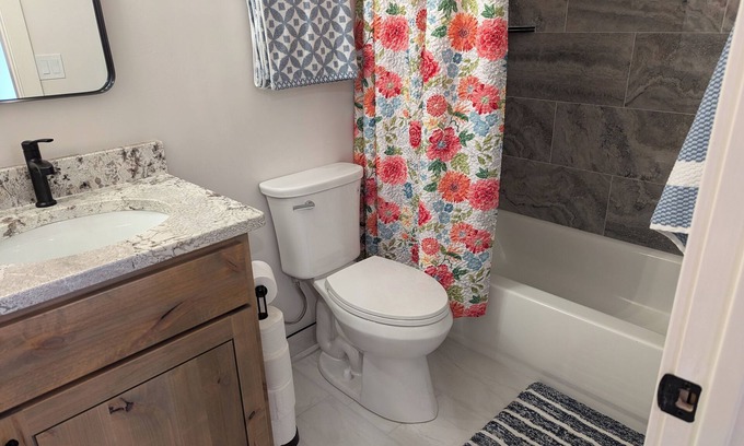 Newcastle Apartment | Charming 2-bedroom apartment with WiFi , AC and Heating in serene Enterprise