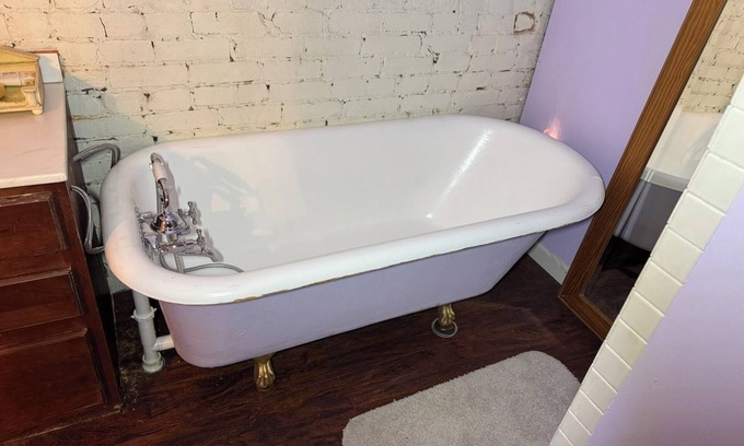 Evansville Apartment | Charming 2-bedroom apartment in Evansville with fitness room, AC
