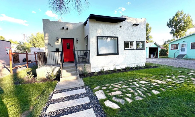 Montrose House | Charming 2-bedroom Adobe with WiFi, AC in Downtown Montrose