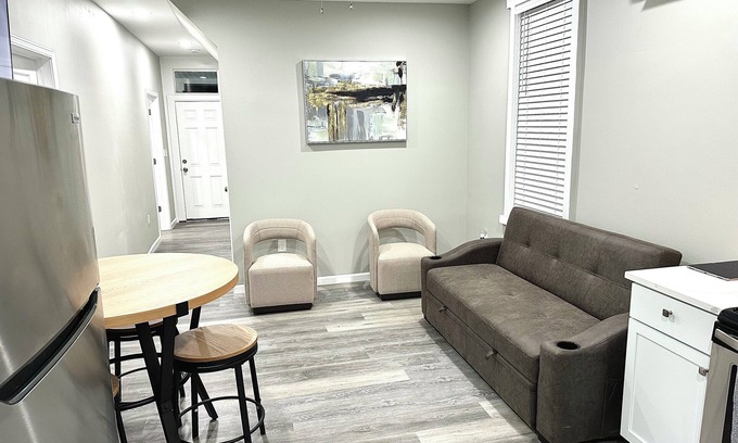 Baltimore Apartment | Charming 2-bedroom apartment in cool Baltimore with AC, WiFi