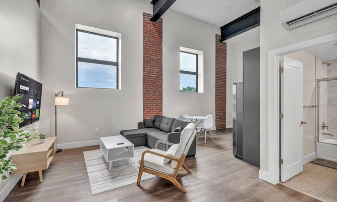 Cleveland Apartment | Charming 2-bedroom apartment in brilliant Cleveland with AC, WiFi