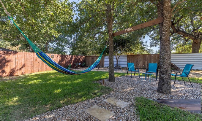 Garfield Apartment | Charming 2-bedroom apartment with WiFi, AC in awesome Del Valle 3 parking lot