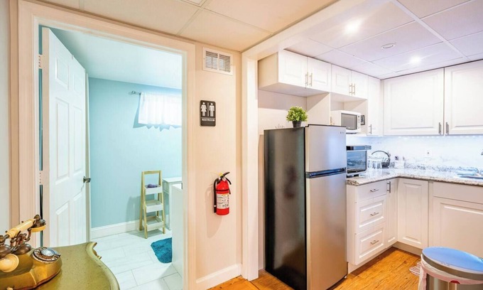 Downtown Hollywood Apartment | Charming 2-bedroom apartment with WiFi, AC in marvelous Hollywood