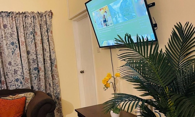 Brighton Apartment | Charming 2-bedroom apartment with WiFi, AC at Castle Berry
