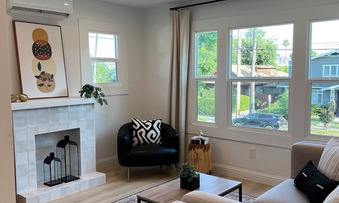 North Central Apartment | Charming 2-bedroom apartment with WiFi and AC in wonderful Pasadena