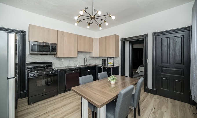 St. Louis Apartment | Charming 2-bedroom apartment in awesome St. Louis with AC, WiFi