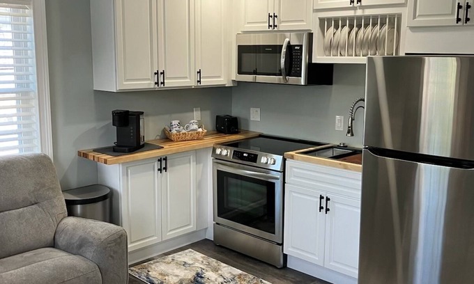 Westerly House | Charming 2-bedroom apartment in brilliant Westerly with AC, WiFi