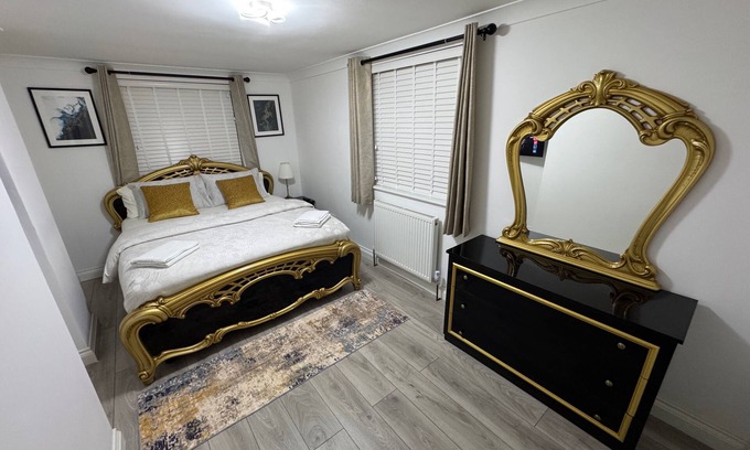 College Park and Old Oak Apartment | Charming 2 Bedroom Apartment in London