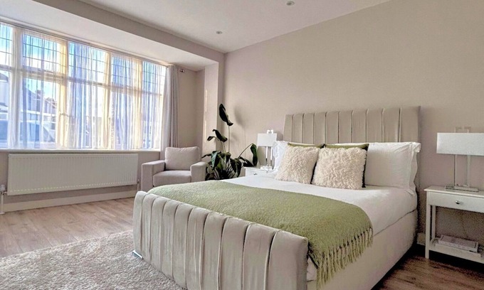 Palmers Green Apartment | Charming 2-bedroom apartment with WiFi in London