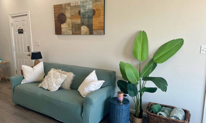 East Garfield Park Apartment | Charming 2-bedroom apartment in hip Chicago