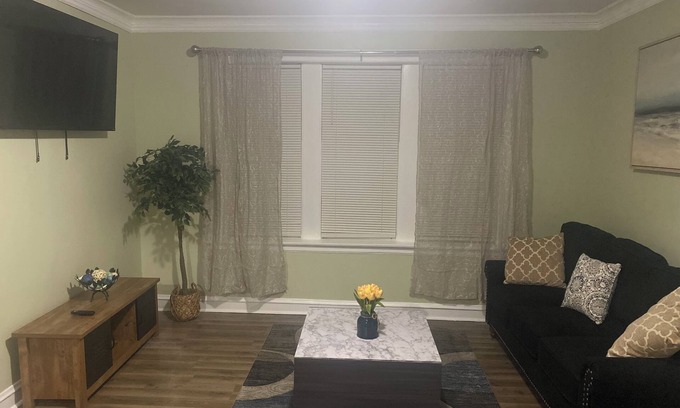 Gage Park Apartment | Charming 2-bedroom apartment in awesome Chicago with WiFi, AC