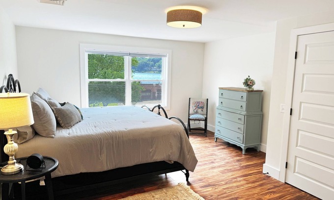 Winchester Apartment | Charming 2-bedroom apartment with AC, WiFi LAKE VIEWS!
