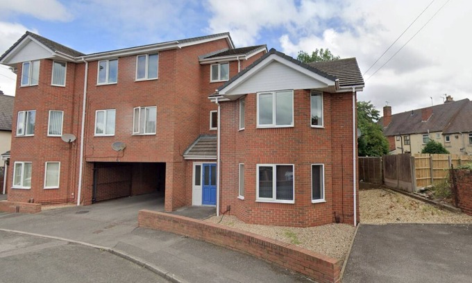Cradley Apartment | Charming 2-bedroom apartment in the Birmingham/Dudley Area with Private Parking