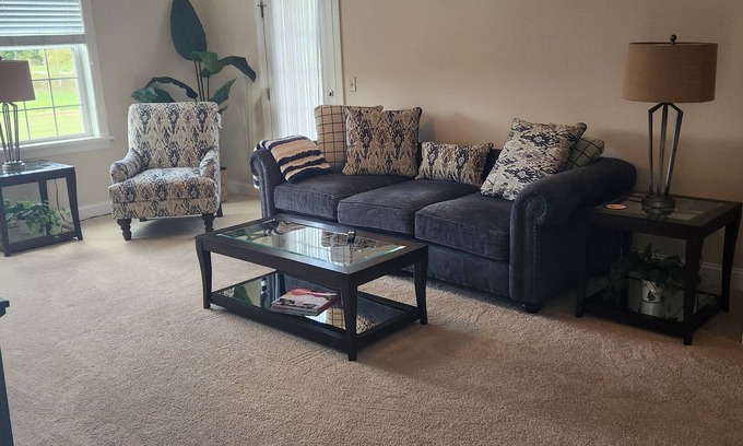 Dallas Apartment | Charming 2-bedroom apartment with Fitness Room, Pool, Tennis, and AC in Dallas