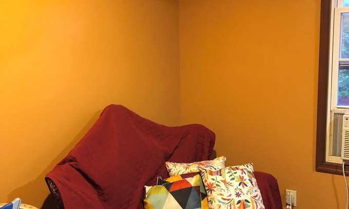 Queens Apartment | Charming 2-bedroom apartment with AC, WiFi in Queens - rooms to rent