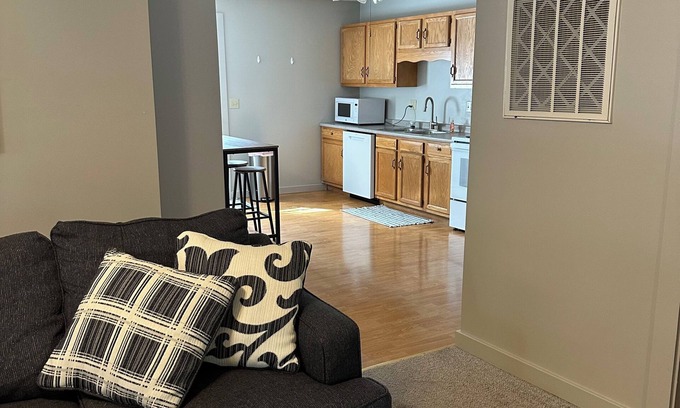 Wabash Apartment | Charming 2-bedroom apartment with AC, fitness room/office in peaceful Wabash