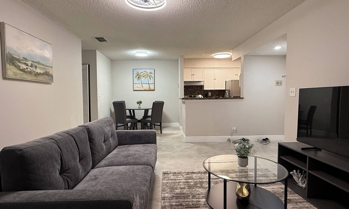 Davie Apartment | Charming 2-bedroom apartment in lovely Davie with AC close to Beaches and Uni!