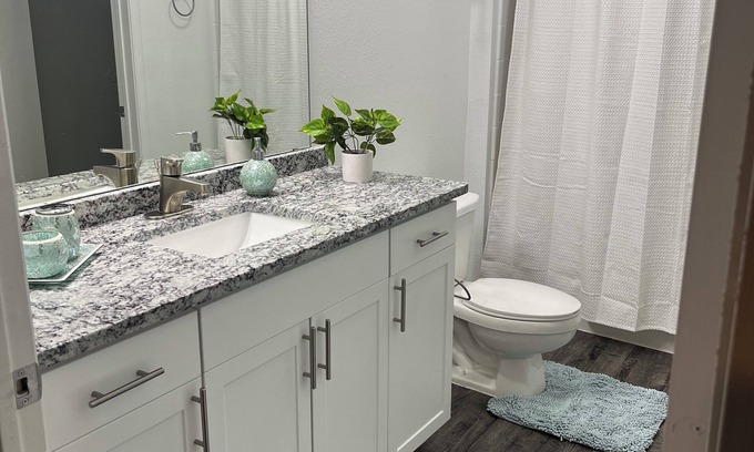 Legacy Park Apartment | Charming 2-bedroom apartment with WiFi, in the shops of legacy east