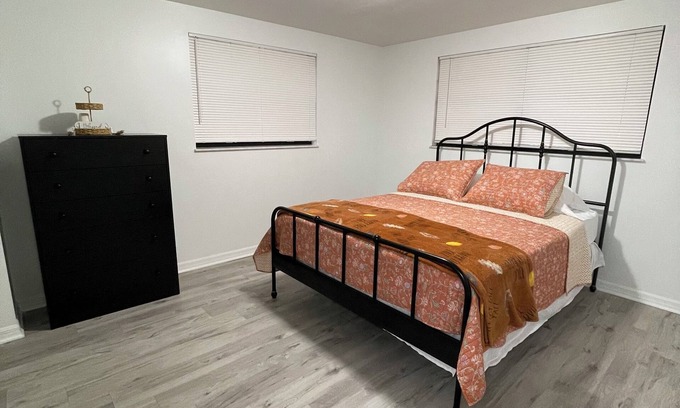 University Apartment | Charming 2-bedroom apartment with WiFi and AC in sunny Tampa