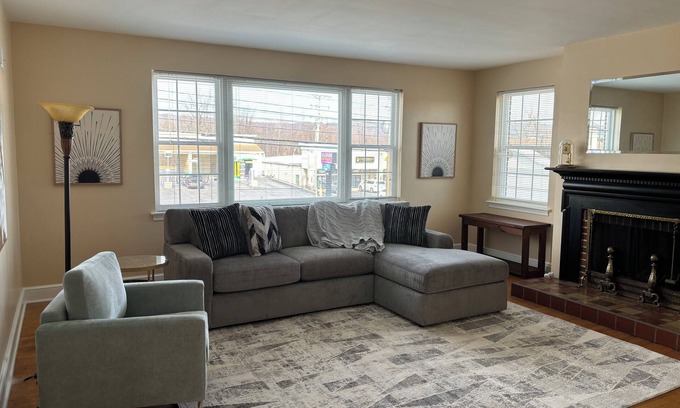 Stonybrook-Wilshire Apartment | Charming 2-bedroom apartment with WiFi and AC in fabulous York