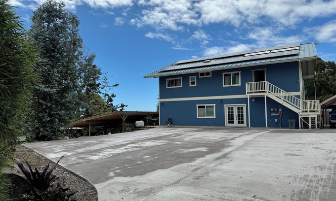 Kealakekua House | Charming 2 bedroom/bath & much more ground level in Kealakekua