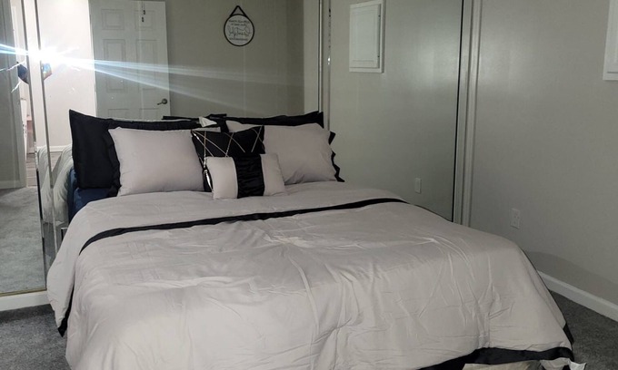 Decatur House | Charming 2 bedroom basement in lovely Stonecrest with AC, WiFi