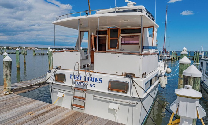 Manteo Boat Rental | Charming 2-bedroom boat in amazing Manteo WiFi, AC, fitness room, pool, kayaks
