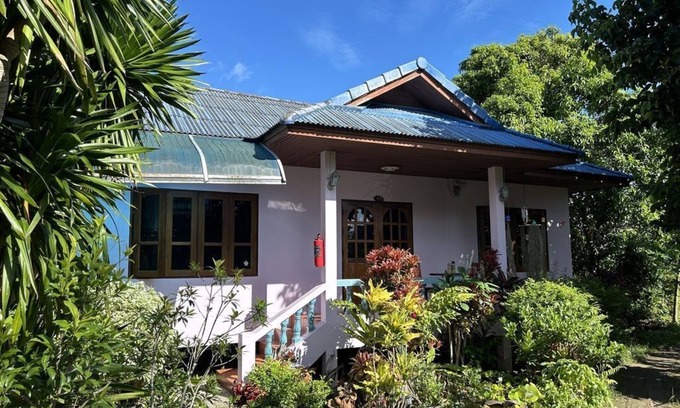 Mae Nam House | Charming 2-bedroom bungalow with AC, WiFi in P.House in delightful Koh Samui