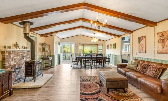 Deer Harbor Apartment | Charming 2-bedroom bungalow with hot tub in Deer Harbor. Walk to the marina!