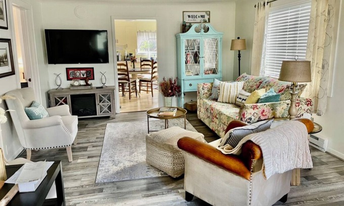 Jamestown West House | Charming 2-bedroom bungalow with WiFi, AC in welcoming Jamestown West Ellicott.