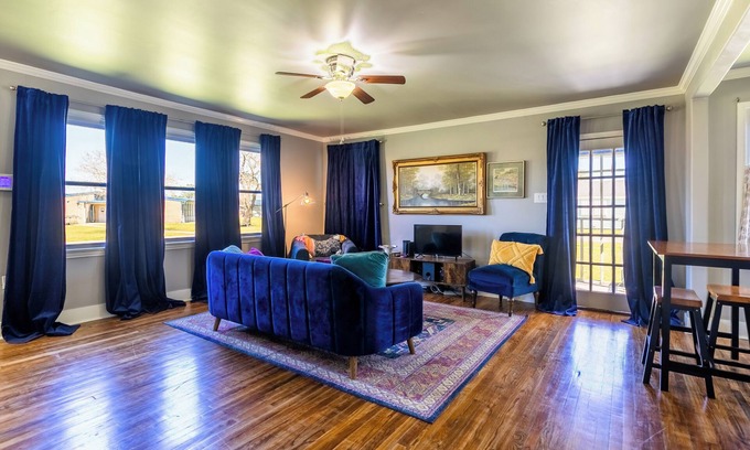 Thibodaux House | Charming 2-bedroom bungalow with lots of outdoor space to enjoy in Thibodaux