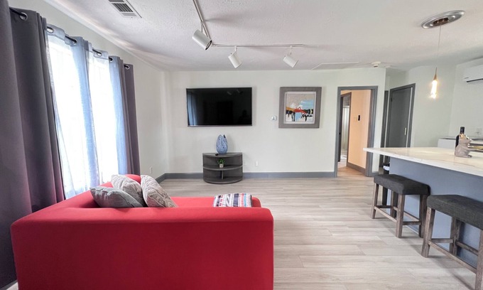 Houston House | Charming 2-bedroom building in fabulous Houston with AC, WiFi