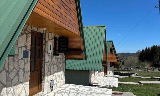 Zabljak House | Charming 2-bedroom bungalow in welcoming Žabljak with WiFi