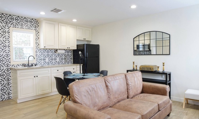 Ontario House | Charming 2-bedroom bungalow with AC, WiFi in welcoming Ontario