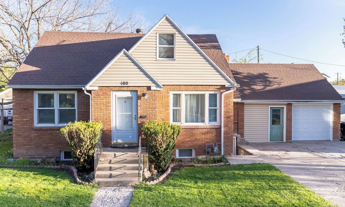 Logan House | Charming 2-bedroom bungalow in Logan with FAST WiFi. Enjoy your stay
