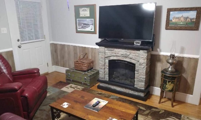 Sylva House | Charming 2-bedroom bungalow in Sylva with WiFi, Streaming TV. Near WCU.