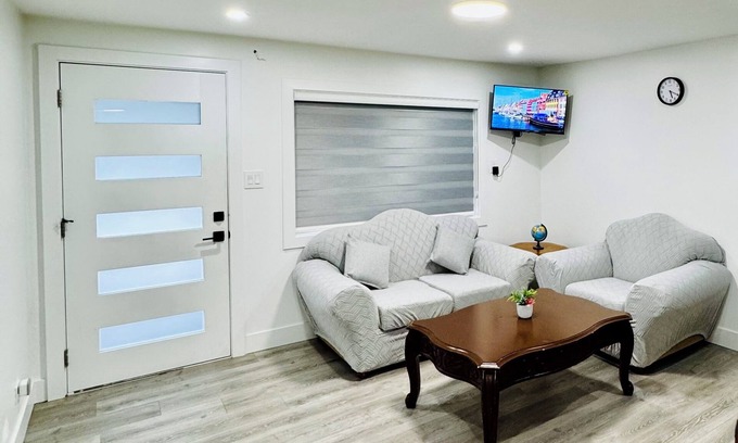 Abbotsford House | Charming 2-bedroom house with WiFi, AC in fabulous Abbotsford