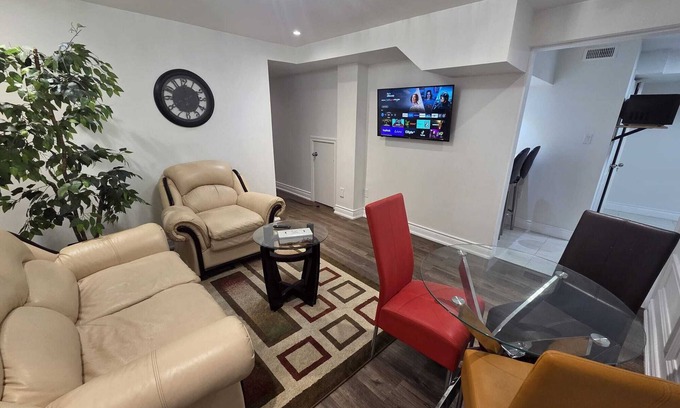 Hurontario House | Charming 2-bedroom basement in Mississauga