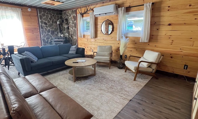 Lewis Run Cabin | Charming 2-bedroom cabin in right next to Kinzua with AC
