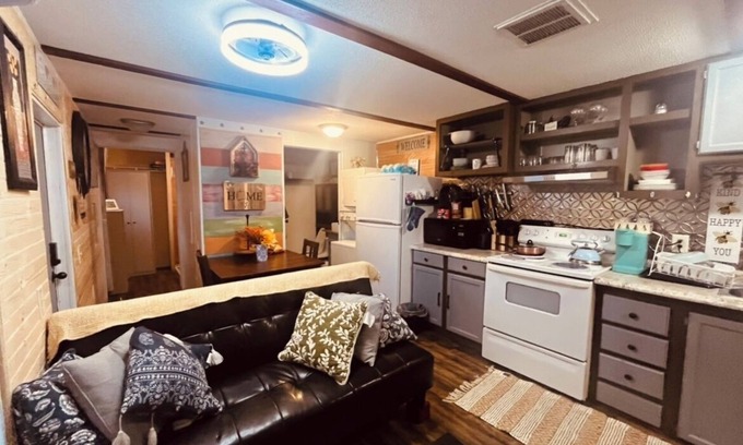 Dickinson Cabin | Charming 2-bedroom cabin with WiFi, AC in tranquil surrounding.