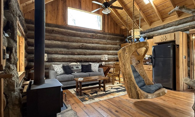 Elkland Cabin | Charming 2-bedroom cabin with WiFi, AC near marvelous Pleasant Hope, Mo.